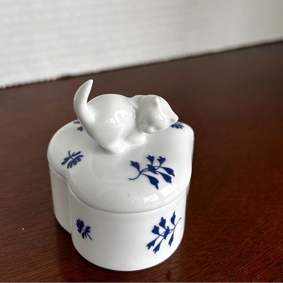 HEREND Porcelain Heart Trinket Box Blue White Floral with Cat Kitten Finial - Picture 3 of 14